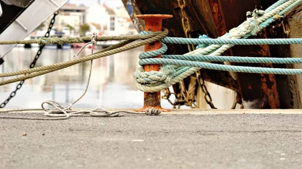 在港口用几根绳子系泊 — 图库照片