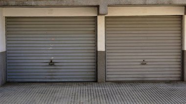 Arka plandaki kaldırım garaj kapıları