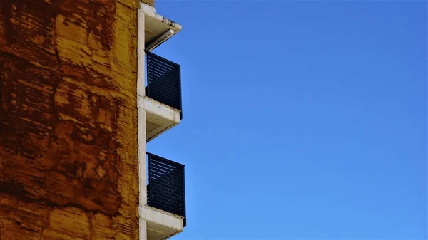 Boční Fasáda Budovy Izolací Proti Obloze — Stock fotografie
