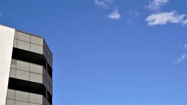 Canto Edifício Moderno Contra Céu Nublado — Fotografia de Stock