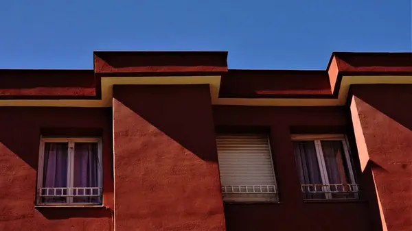 青い空に対する都市の建物のコーニスは — ストック写真