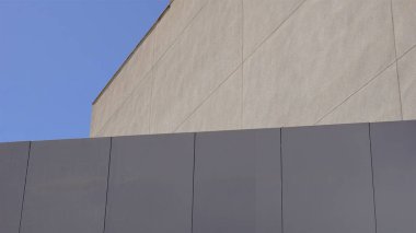 Mavi gökyüzüne karşı soyut beyaz cephe