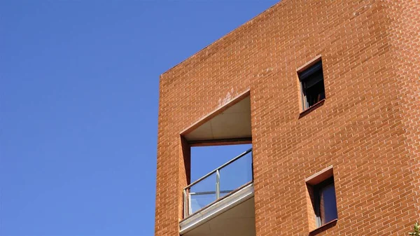 Фасад Кирпичным Балконом Против Неба — стоковое фото