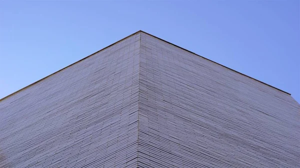 Pared Ladrillo Esquina Contra Cielo Como Fondo —  Fotos de Stock