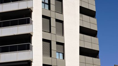 Arka plan olarak modern bina cephesinin köşesi