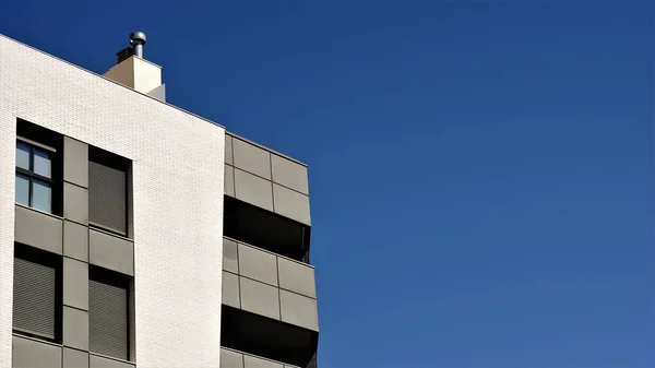 Fachada Edifício Residencial Moderno Com Varandas Contra Céu — Fotografia de Stock