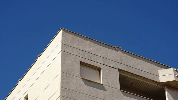 Hörn Åldrat Bostadshus Mot Blå Himmel — Stockfoto