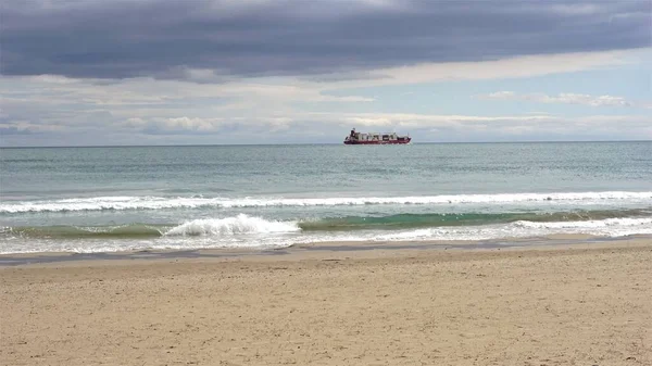 Пляж Транспортным Кораблем Горизонте — стоковое фото