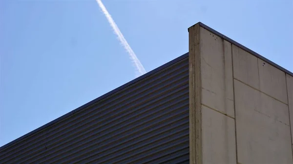 Telhado Edifício Industrial Contra Céu — Fotografia de Stock