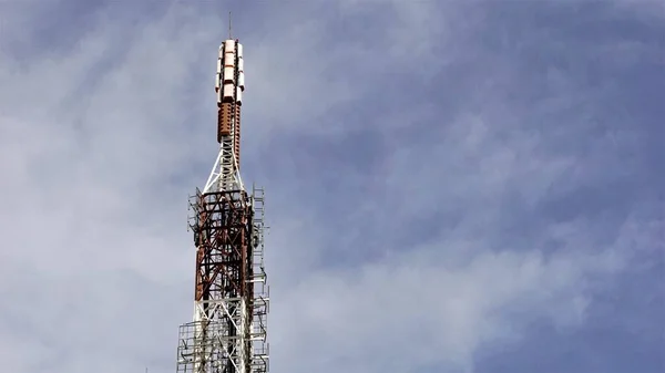 Antenne Télécommunications Contre Ciel Nuageux — Photo