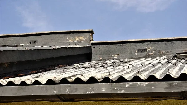 Skromny Dach Nad Błękitnym Niebem — Zdjęcie stockowe