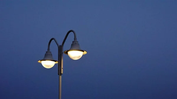 Öffentliche Straßenbeleuchtung Abend — Stockfoto