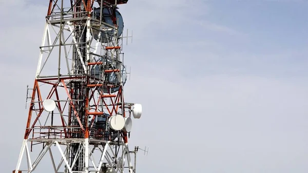 Antena Comunicaciones Contra Cielo Azul — Foto de Stock