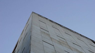 Gökyüzüne karşı bina cephesinin köşesi