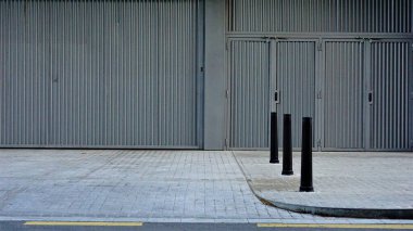 Cepheli ve direkli şehir kaldırımı