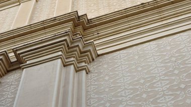 Yapı cephesindeki sütunların ayrıntıları