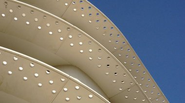 Gökyüzüne karşı beyaz binalar.