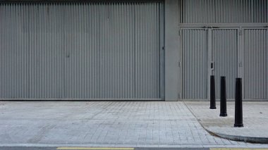 Arka plan olarak modern sanayi bölgesinin kaldırımı