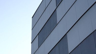 mavi gökyüzüne karşı desenli cephe