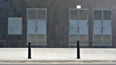 Kaldırımdaki sanayi dolapları