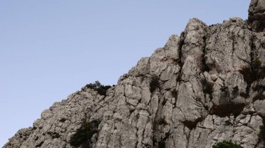 Kayalık dağ yamacı gökyüzüne karşı