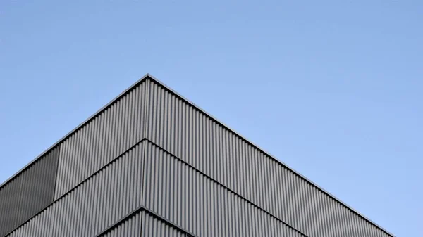 现代建筑立面相对于天空的一角 — 图库照片
