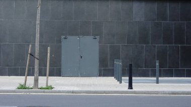 ön cephedeki servis kapıları