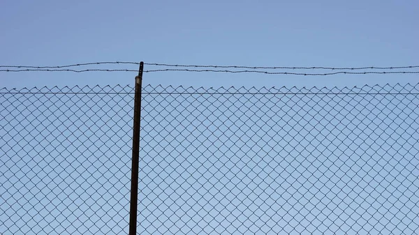 Gökyüzüne karşı kablolarla örülmüş ızgara