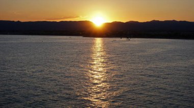 gün batımı dağların ve suyun üzerinde