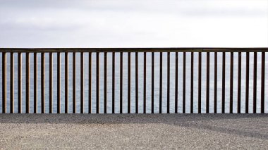 Denizin önündeki korkuluklar.