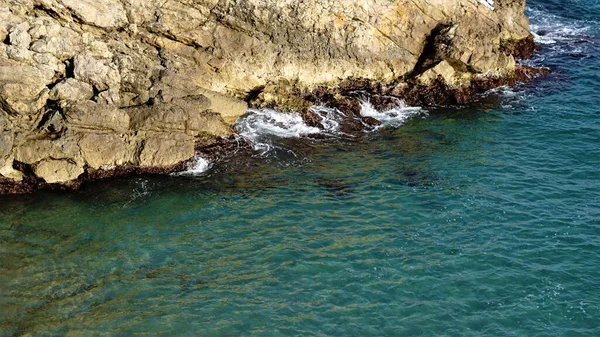 Kayalara karşı şok edici deniz dalgaları