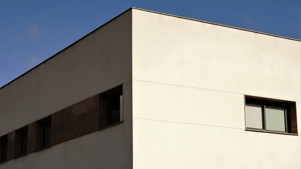 Canto Edifícios Contemporâneos Contra Céu Azul — Fotografia de Stock