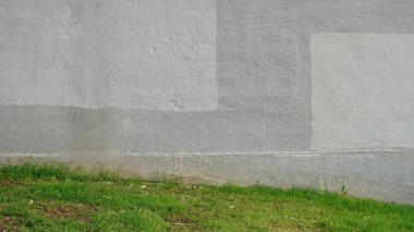 kaldırım duvarı ve çim bahçesi