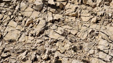 Arkaplan olarak kayalık toprak