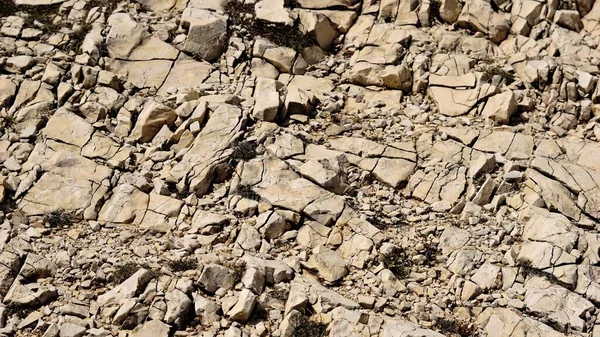 Arkaplan olarak kayalık toprak