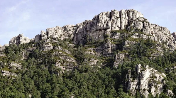 Скеляста Гора Деревами Фоні Неба — стокове фото