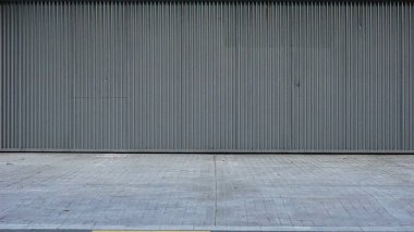 arkaplan olarak gri duvarlı şehir kaldırımı