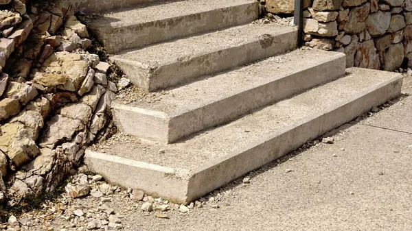 Betontreppe Zwischen Felsen Als Hintergrund — Stockfoto