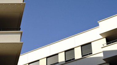 Gökyüzüne karşı yerleşim binalarının ufuk çizgisi