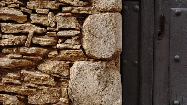 Ρουστίκ Πέτρινο Τοίχο Και Ξύλινη Πόρτα — Φωτογραφία Αρχείου