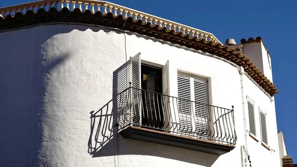 Balcone Sulla Facciata Della Casa Bianca Contro Cielo — Foto Stock