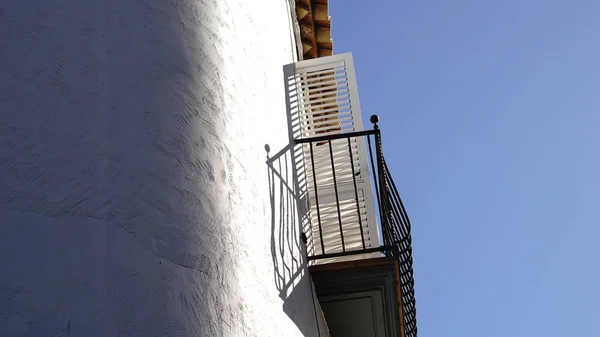 Balkon Pada Fasad Putih Terhadap Langit — Stok Foto