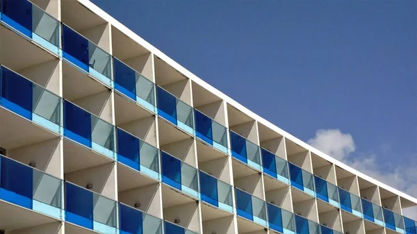 背景为蓝色玻璃阳台的立面 — 图库照片