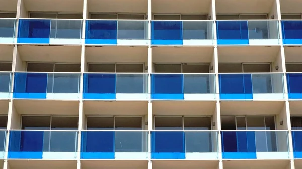 Hausfassade Mit Blauen Glasbalkonen — Stockfoto