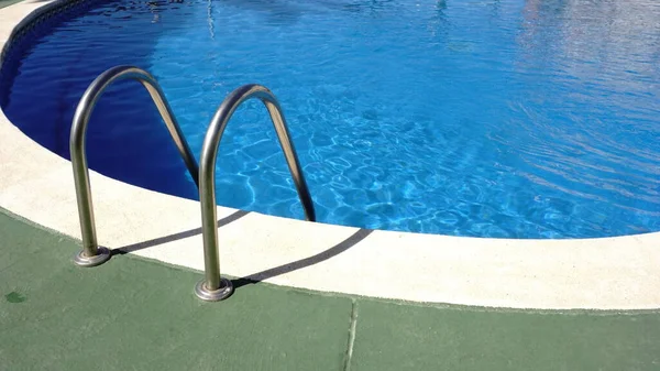 Escadas Metal Para Acessar Piscina — Fotografia de Stock