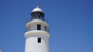 Mavi gökyüzüne karşı deniz feneri kulesi cephesi