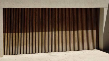 Arka plan olarak modern ahşap garaj kapısı