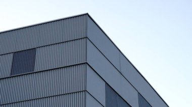 Modern bina cephesinin köşesi gökyüzüne karşı