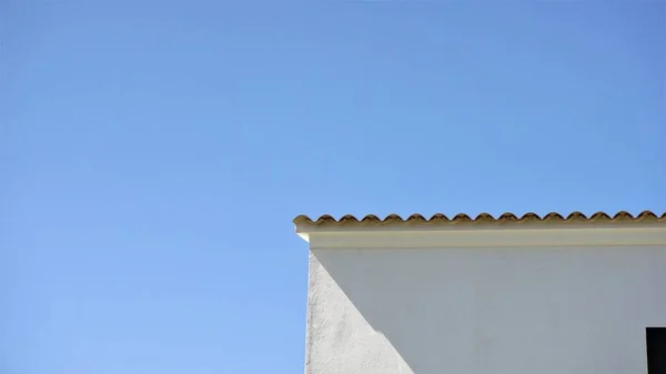 Fachada Casa Branca Contra Céu Azul — Fotografia de Stock