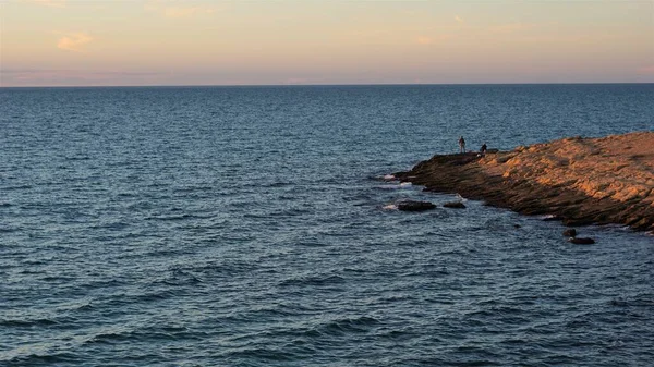 Deniz Günbatımı Sırasında Kayalarda — Stok fotoğraf